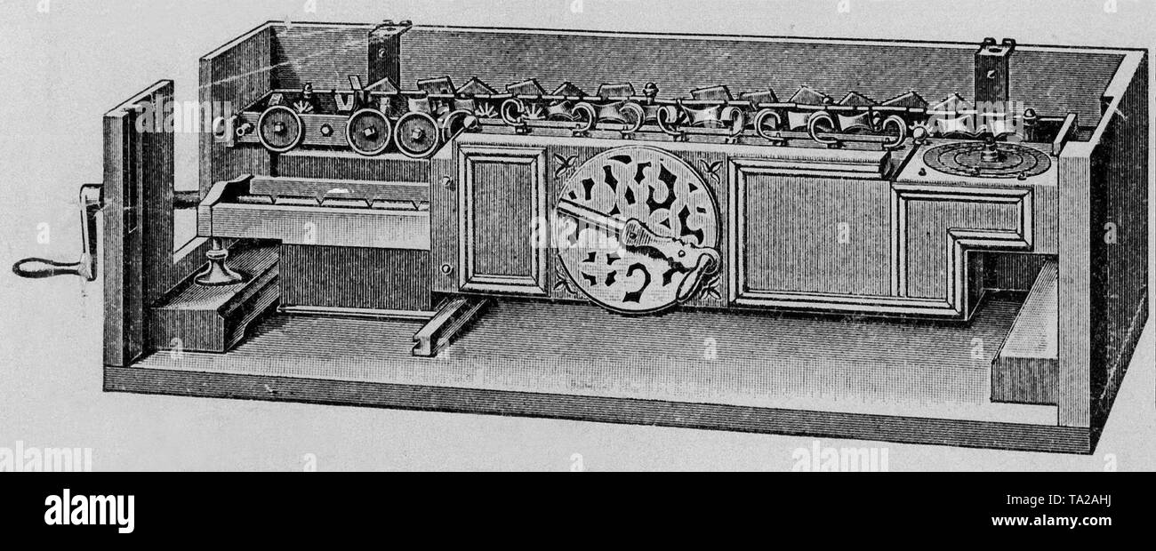 Un calcolo macchina progettata e costruita da Gottfried Wilhelm Leibniz (1646-1716) che ha lavorato in parte secondo moderni metodi matematici. La foto dopo un design contemporaneo disegno. Foto Stock