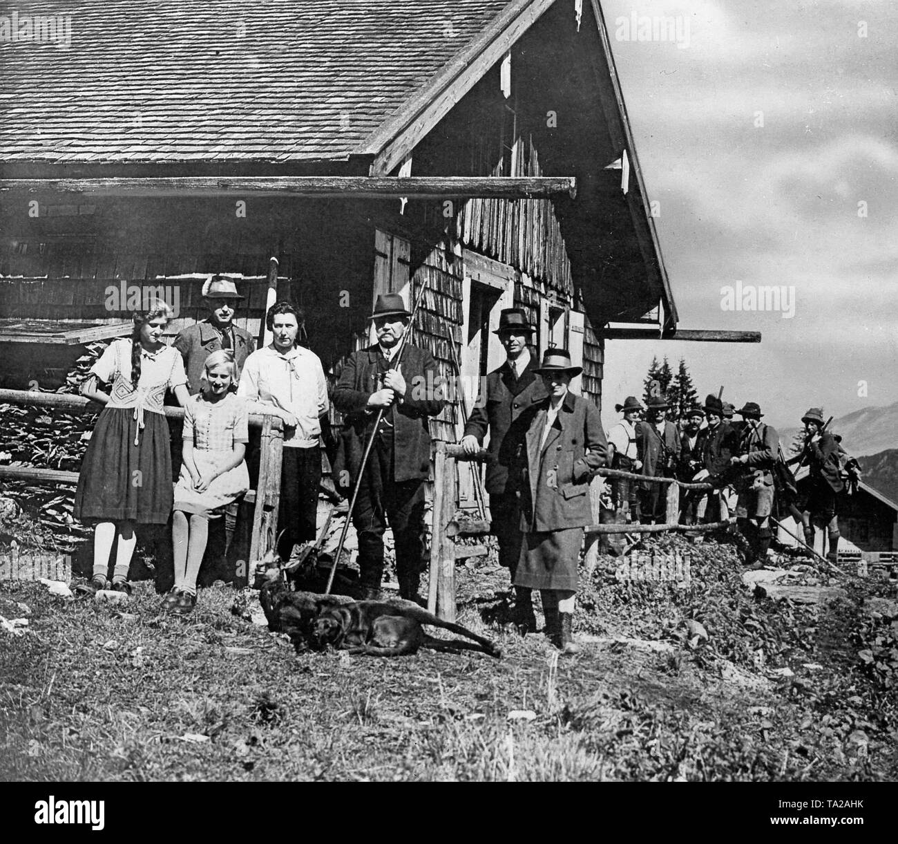 Secondo il Presidente della Germania, Paul von Hindenburg (terzo da sinistra) come un cacciatore di alto bavarese commissione forestale, sulla destra il suo figlio Oscar Foto Stock