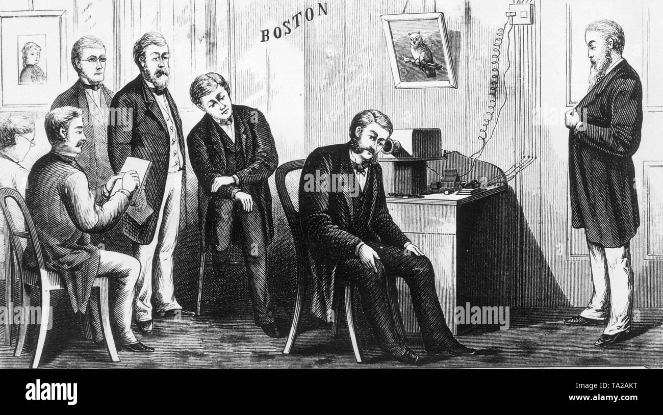 Alexander Graham Bell (a destra), l'inventore del primo pratico telefono, in occasione della presentazione del suo rivoluzionario dispositivo di Boston. Foto Stock