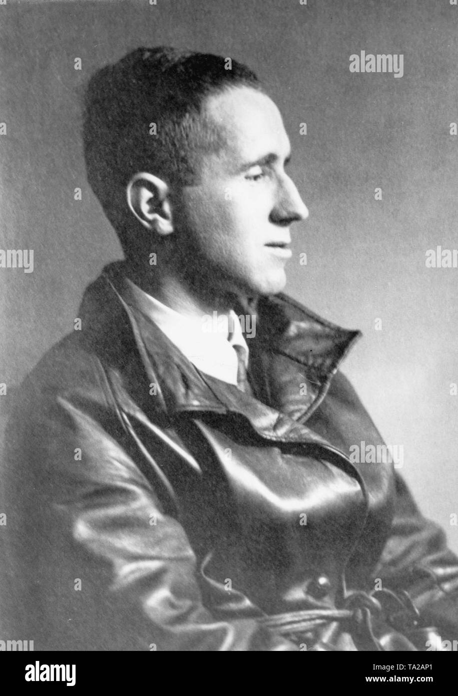 Ritratto di profilo del poeta tedesco Bertolt Brecht Foto Stock