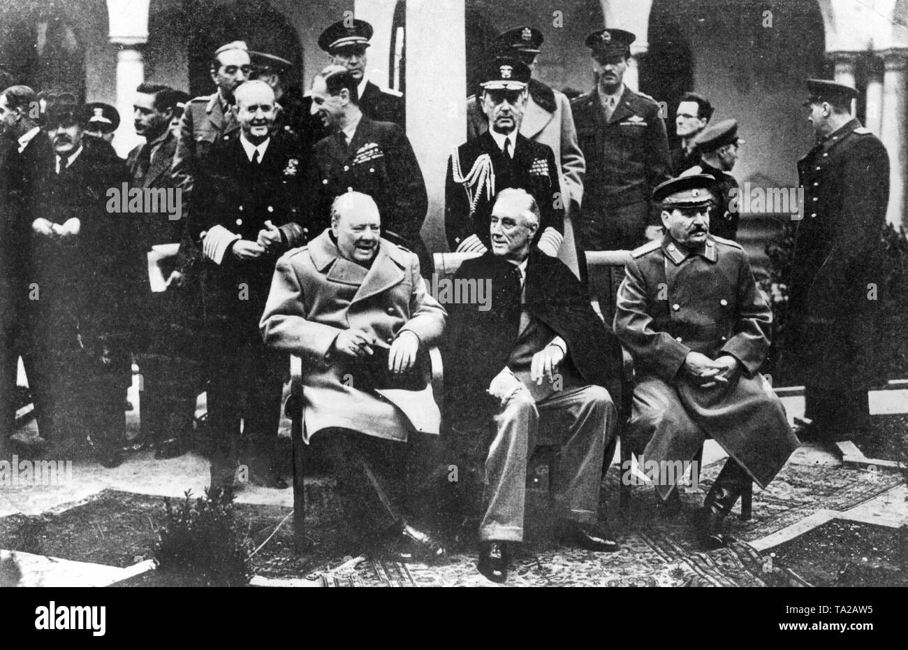 Prima fila L-R: Winston Churchill, Franklin D. Roosevelt, Joseph Stalin, seconda riga L-R: Anthony Eden, Vyacheslav Molotov, Sir Alan Cunningham, mostrato anche: il generale Sir Ismay Hastings, Fleet Admiral E.J. Re, Conferenza di Yalta, 4th-11th febbraio 1945, Konferenz von Jalta: Winston Churchill, Franklin D. Roosevelt, Josef Stalin, 1945, Foto Stock