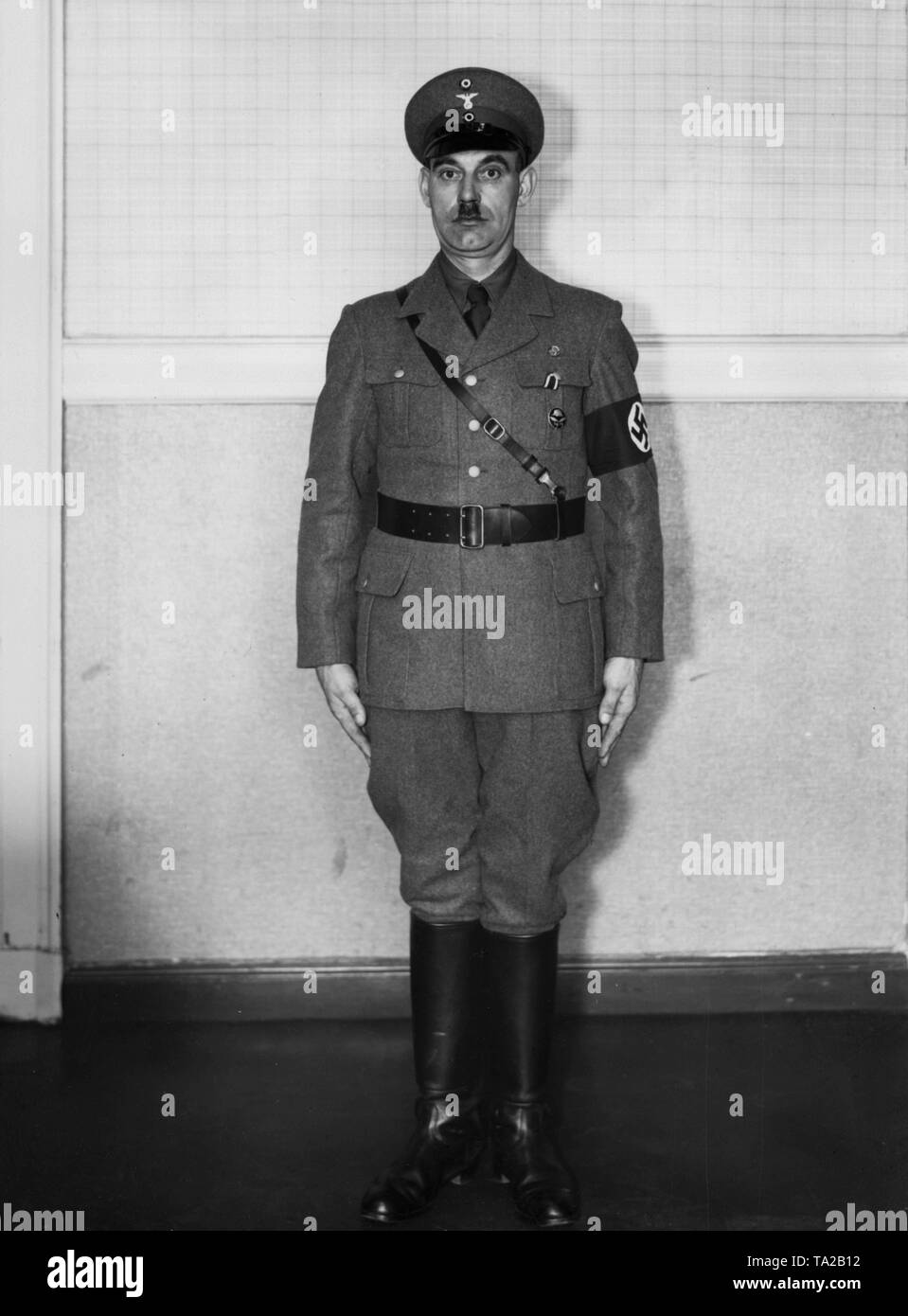 Presentazione della nuova Stahlhelm uniforme. Il Stahlhelm stati è anche indossando un badge. Foto Stock