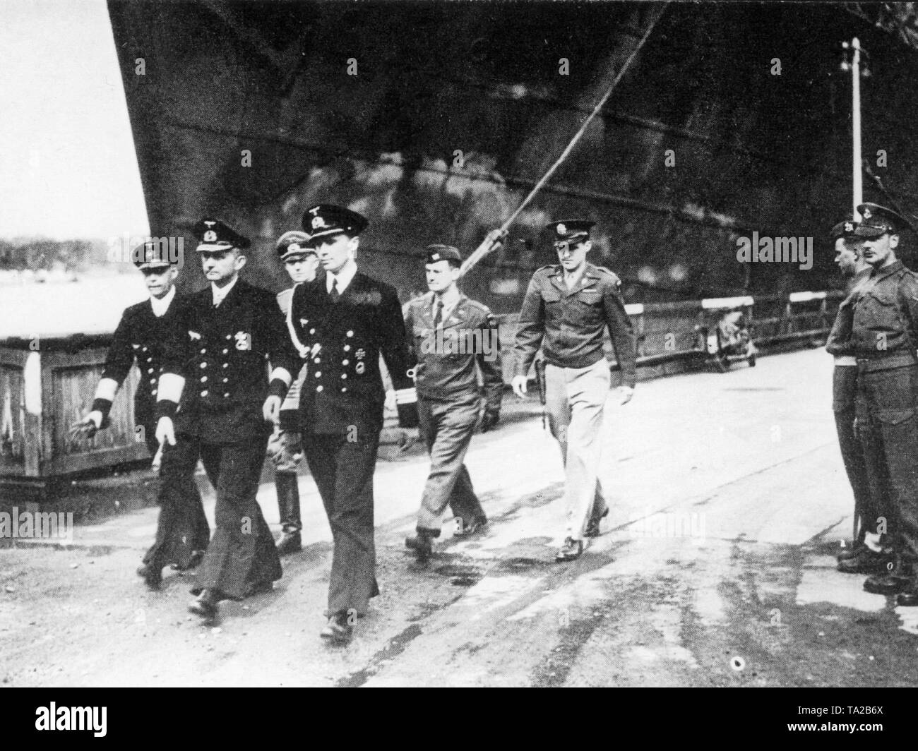 Admiral Friedeburg, Grand Ammiraglio Karl Doenitz e il suo aiutante Luedde-Neurath (anteriore da sinistra) come pure il colonnello generale Jodl Alfred sono presi in cattività da soldati alleati. Foto Stock