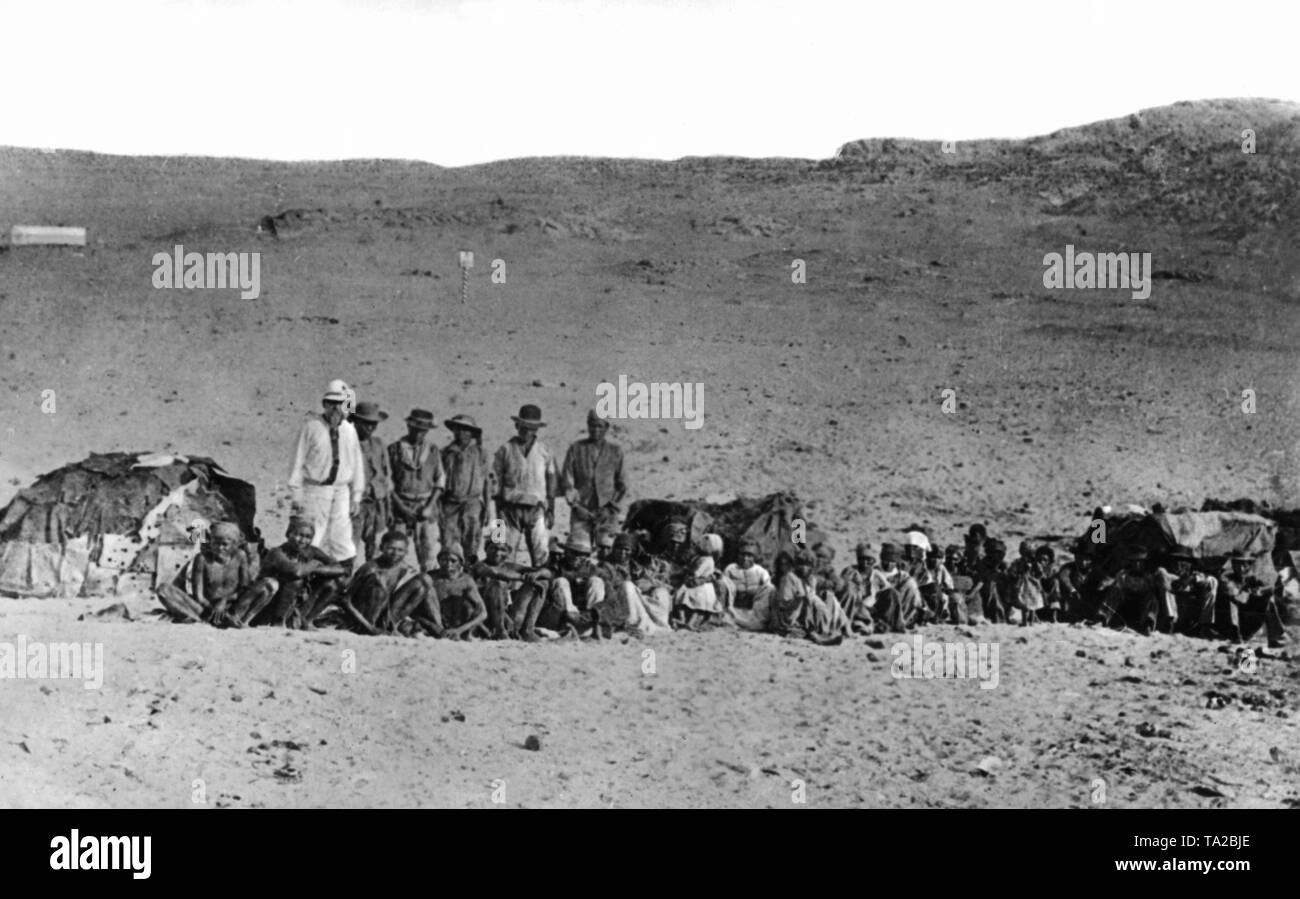 Il tedesco colonialists incontrare per la prima volta i nativi (i Boscimani / San e ottentotti) nella ex colonia tedesca di Africa del sud-ovest. Sulla sinistra è John Mueller, un dipendente della società Luederitz (uno stabilimento commerciale dei mercanti). Foto Stock