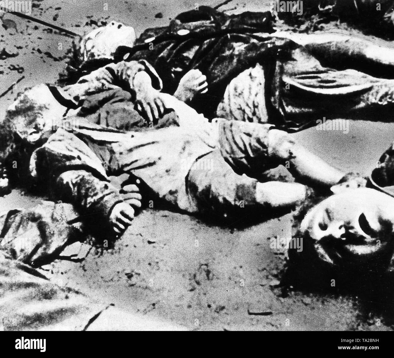 Durante i bombardamenti di Dresda nella primavera del 1945, migliaia di persone sono state uccise. Il numero di vittime è stato così grande che i corpi sono stati raccolti sulla rimanente nei luoghi pubblici dove essi sono stati cosparsi di benzina e bruciati per ridurre il rischio di malattie Foto Stock