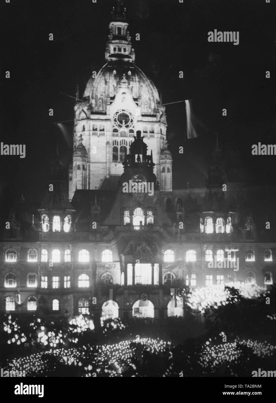 Il Nuovo Municipio di Hannover è illuminata durante la Zapferstreich ("Grand Tattoo') del Reich leadership meeting del Stahlhelm. Foto Stock