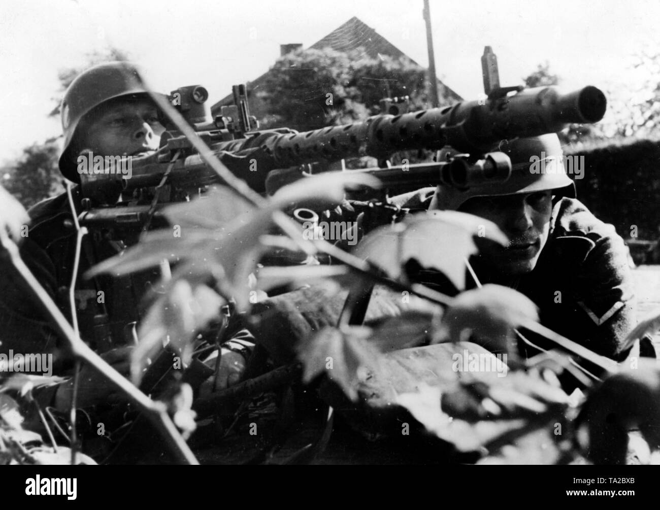 Un Mg-34 sul carrello della pistola garantisce la città di Hasselt che era stato appena assunto dai tedeschi, durante l'avanzamento in Belgio. Foto Stock