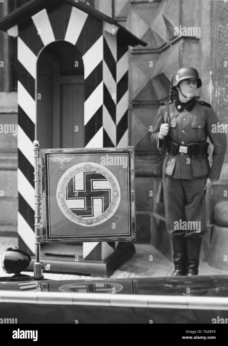 Una unità auto passato uno standard di fronte al Palazzo Czernin. Il protettore del Reich di Boemia e Moravia vive nel palazzo. Foto Stock