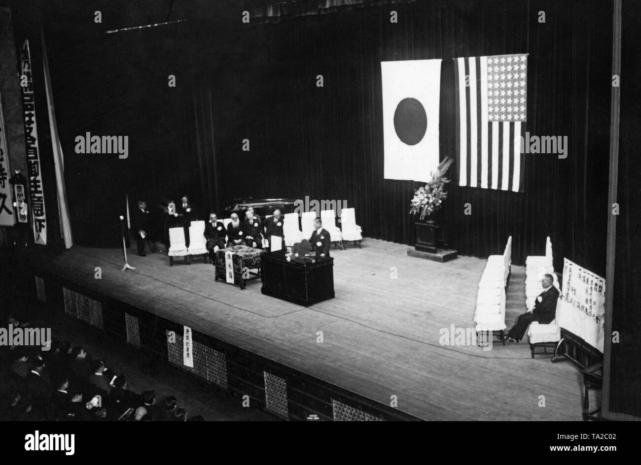 Vista la fase di Hibiya Hall di Tokyo durante una riunione pubblica dell'associazione 'American-Japanese Amicizia" il 19 febbraio 1938. Foto Stock