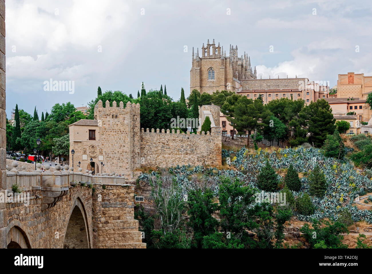 San Martin's Bridge, originale 13 secolo, antica città murata medievale;; pietra torre di fortificazione, paesaggio, sito UNESCO; Europa; Toledo; Spagna; la molla; Foto Stock