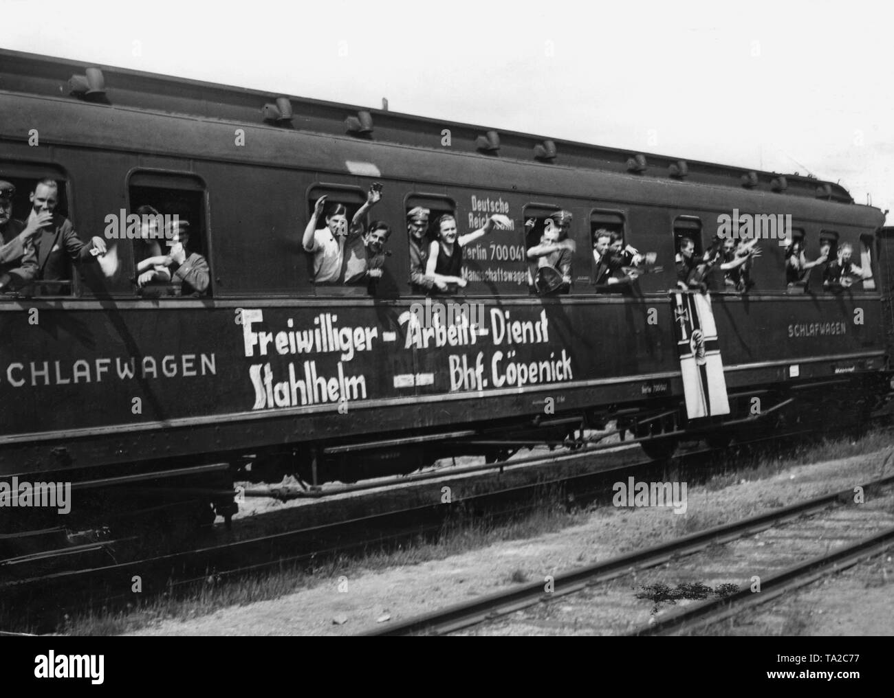 Vista di un gruppo di volontari della Stahlhelm su un trasporto di personale della Deutsche Reichsbahn (ferroviaria nazionale tedesca) con un vagone letto e cucina, che è parcheggiato a Berlino stazione merci Koepenick. Sulla destra, ex imperial bandiera di guerra del Deutsches Kaiserreich (Impero Tedesco). Foto Stock