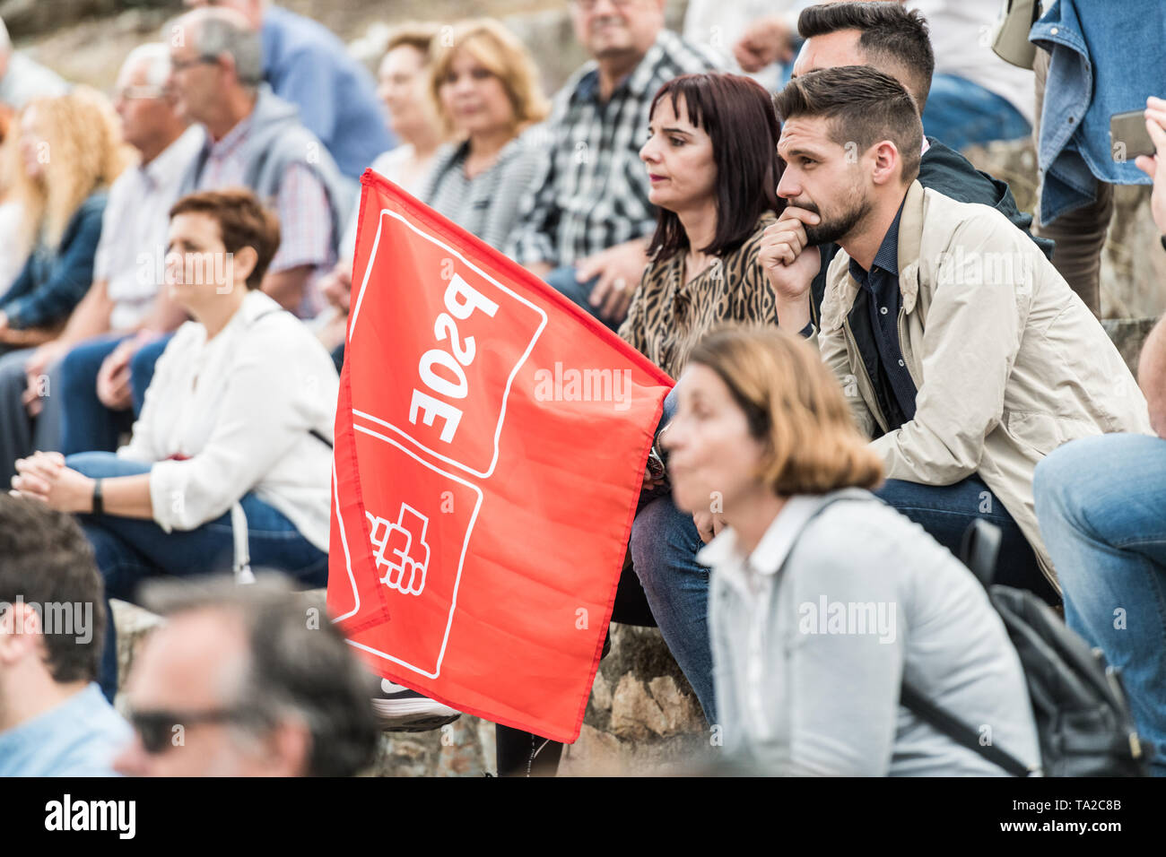 Membro del partito con una bandiera assiste la riunione del Presidente del Parlamento europeo Josep Borrell tenutasi a Caceres. Foto Stock
