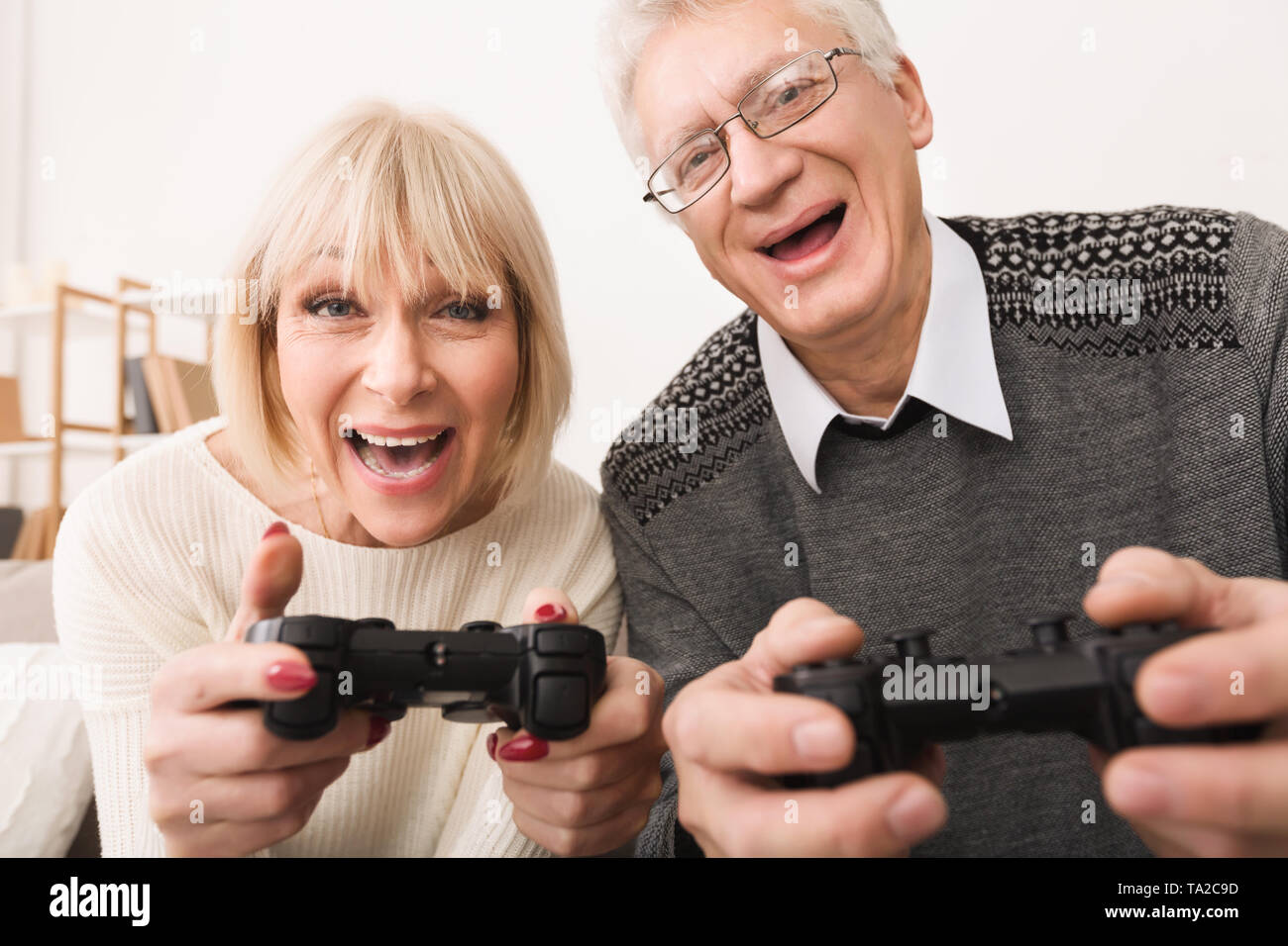 Emozionato Middle-Aged matura per giocare con i videogiochi, Primo Piano Foto Stock