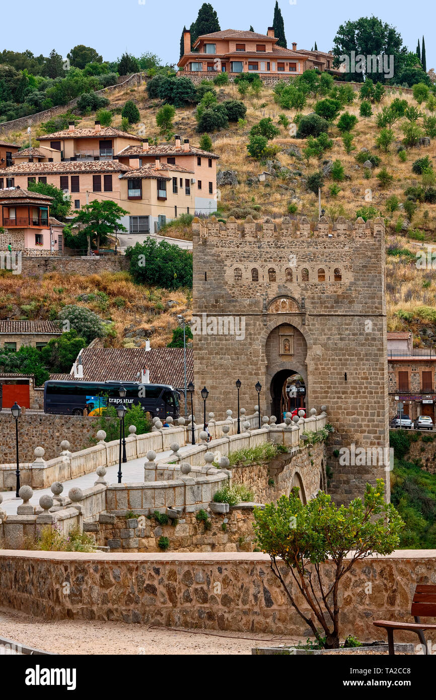 San Martin's Bridge, originale 13 secolo, città murata medievale;; sito UNESCO; hillside, case al di là, contrasto vecchia, nuova, Europa; Toledo; Spagna; primavera Foto Stock
