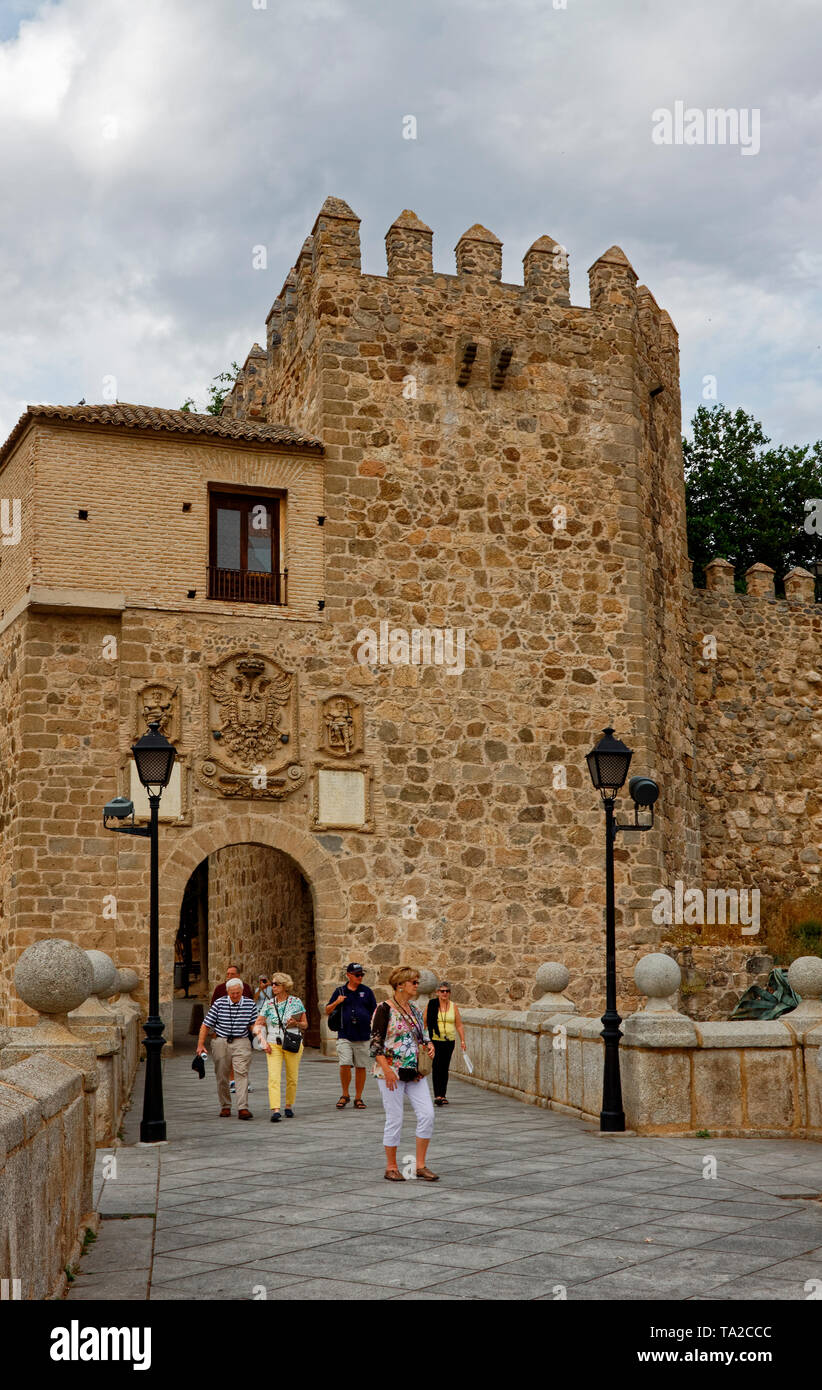 San Martin's Bridge, originale 13 secolo, antica città murata medievale;; gente che cammina, sito UNESCO; Europa; Toledo; Spagna; la molla; verticale Foto Stock