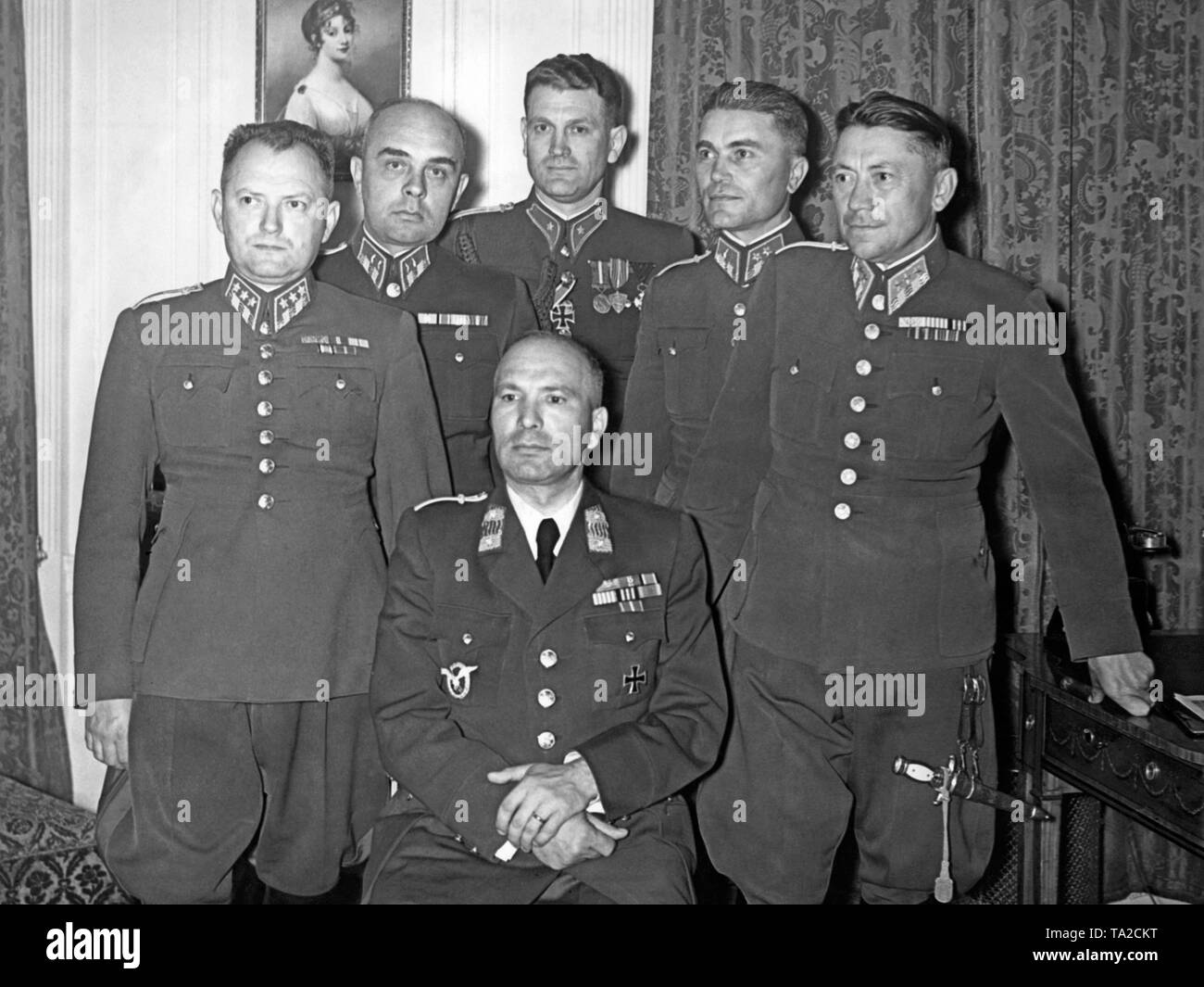 Il ministro slovacco di difesa Ferdinando Catlos (seduto) visitando il comando dell'esercito tedesco con i funzionari a Berlino. Da sinistra a destra: Generale Malar, tenente colonnello Pilfoussek, Stefan Tatarko, Il colonnello Imro e il Colonnello Turanec. Foto Stock