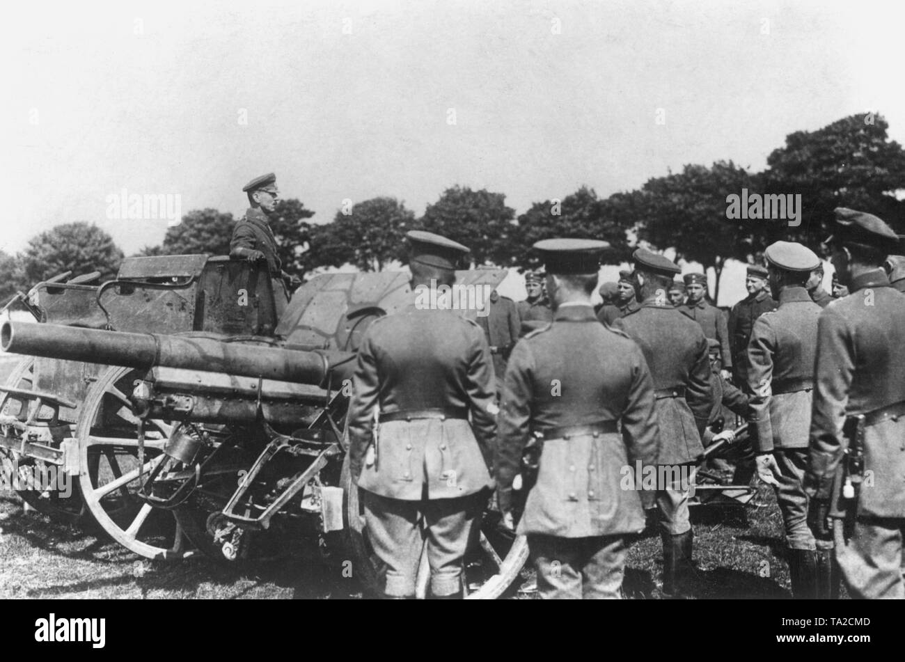 I membri della Brigata Doeberitz vengono istruiti su una pistola, un Feldkanone 16. La pistola presenta una tre-verniciatura a colori. Foto Stock