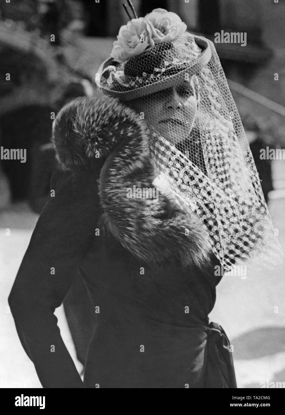 Donna che indossa il cappello più recente moda a Parigi 'l'ippodromo di Longchamp'. Foto Stock