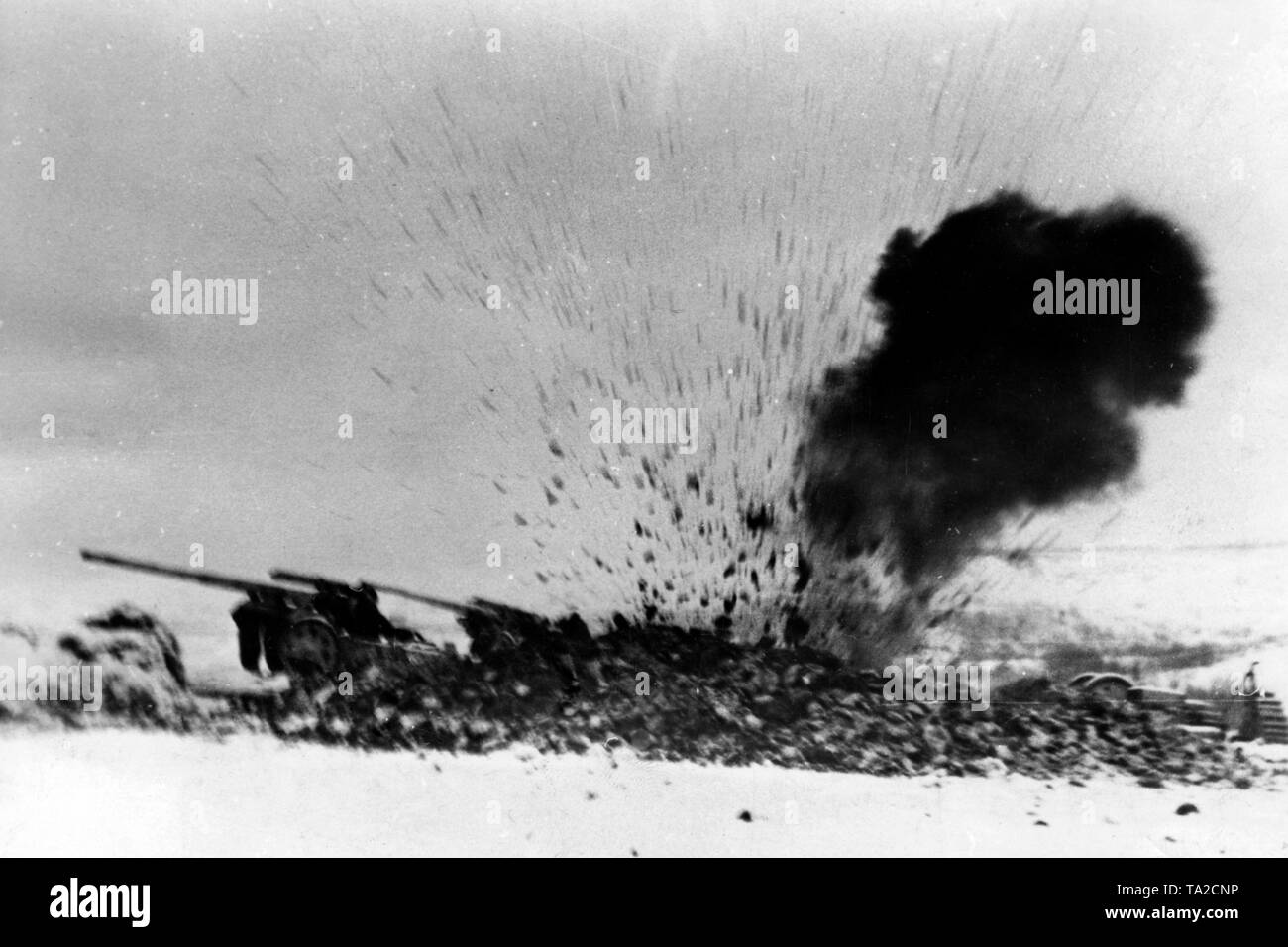 Una granata sovietica colpisce un tedesco la posizione della batteria. Ci sono sempre state offese su entrambi i lati in inverno battaglie difensive del 1942/43 al Don. Foto di Propaganda Company (PK): corrispondente di guerra Maktry Foto Stock