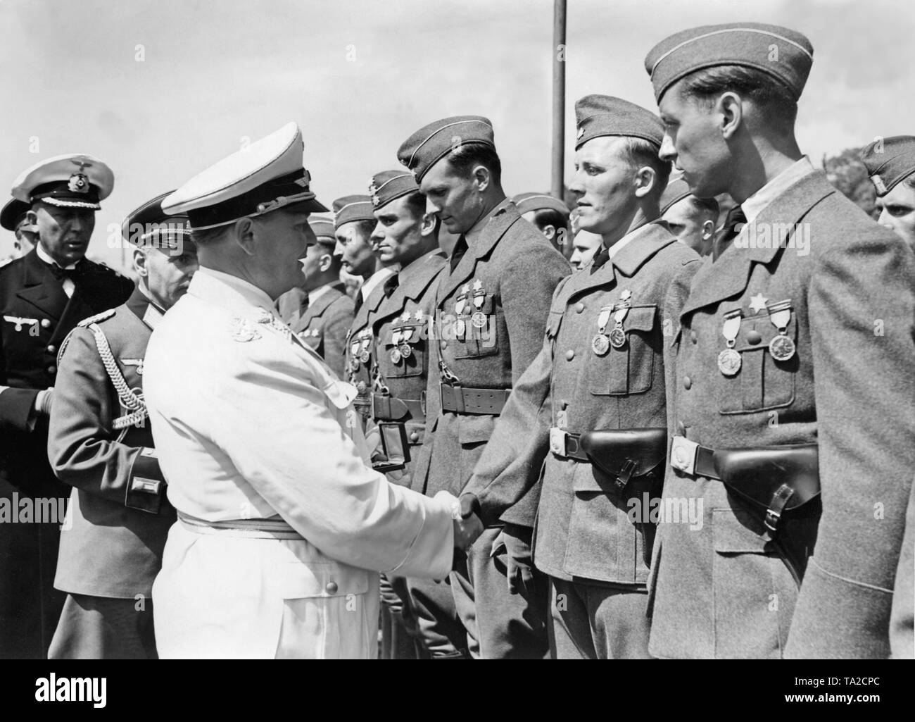 Maresciallo di Campo generale Hermann Goering (in un bianco uniforme) awards sergenti (sulla sinistra e la seconda da destra) un tenente (sinistra) e primo luogotenenti (sinistra) della Legione Condor lo spagnolo Golden Cross in Doeberitz vicino a Berlino il 5 giugno, 1939. I soldati stanno indossando gli ordini di spagnolo sulla sinistra del torace. Foto Stock