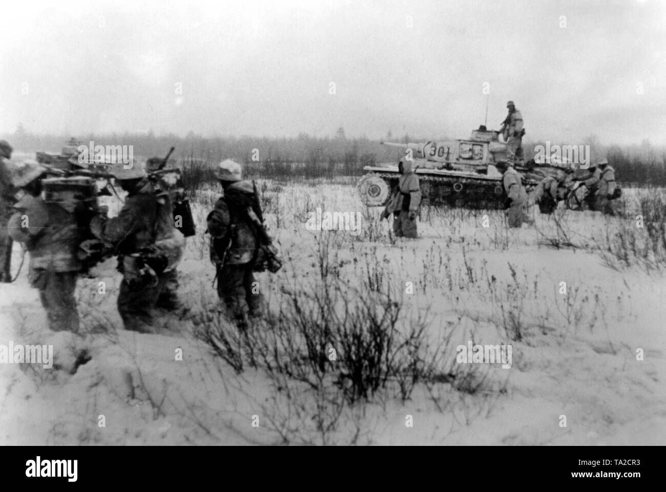I soldati tedeschi attraversano una coperta di neve settore sud-est della città di Toropez. La fanteria sono supportati da serbatoi (compreso un Panzer IV). Foto di Propaganda Company (PK): SS corrispondente di guerra ciuffi. Foto Stock