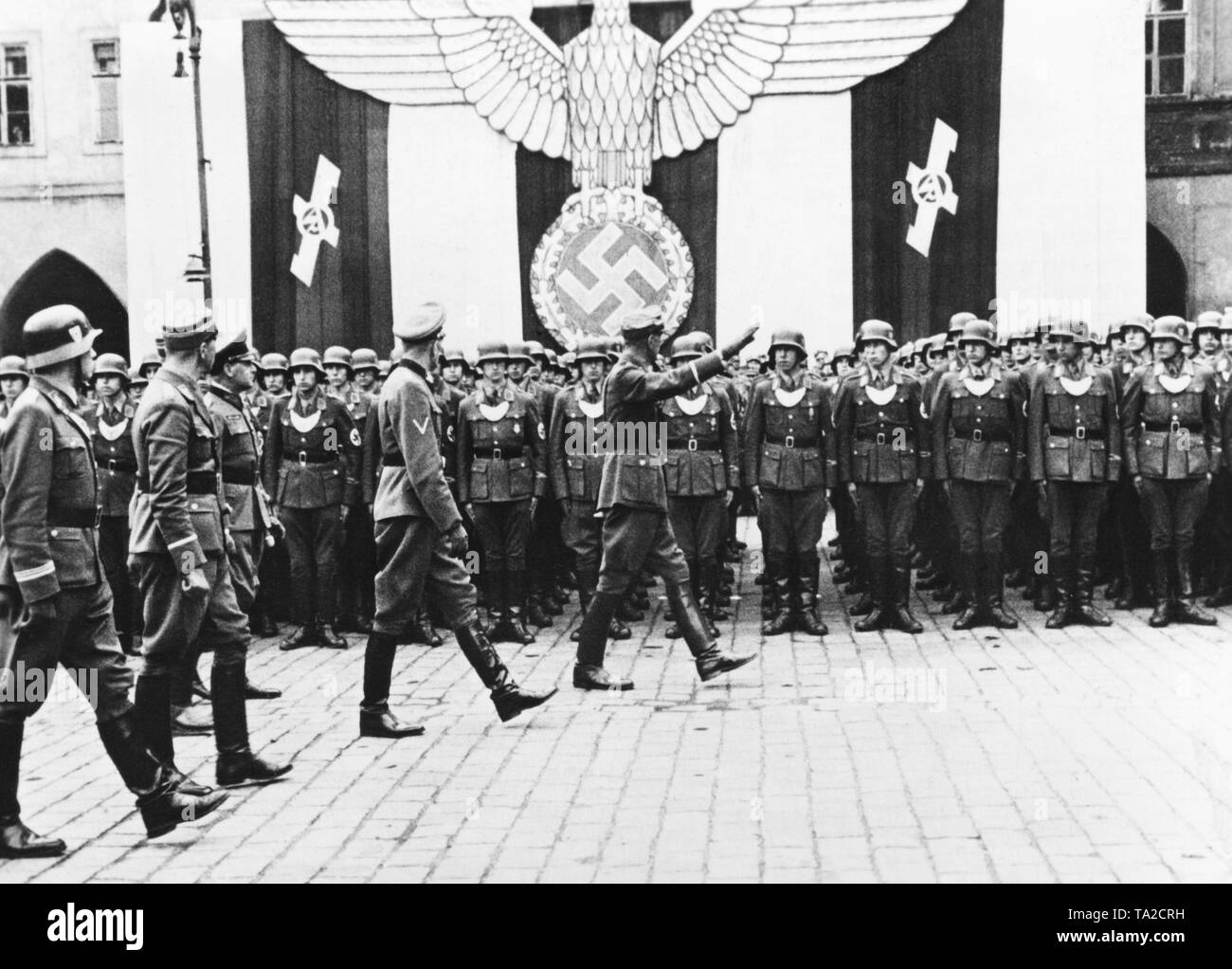 SA Obergruppenfuehrer (tenente generale del SA) Hans Juettner incontra i membri del Sturmbann. La storm troopers devono prestare giuramento in durante la SA Wehrkampftag. Foto Stock