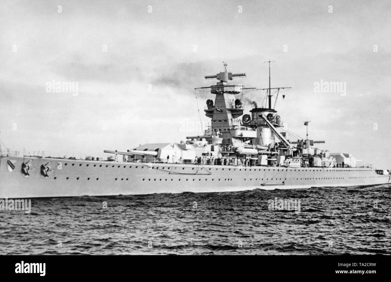 Nell'autunno del 1940 l incrociatore Tedesco Deutschland è stata rinominata Luetzow (dopo il generale prussiano Adolf von Luetzow) e riclassificato come un incrociatore pesante. Ha preso parte all'occupazione della Norvegia in aprile 1940 dopo una revisione generale presso il Cantiere di Danzica. Il ponte e le sovrastrutture sono state completamente riprogettate. Foto Stock