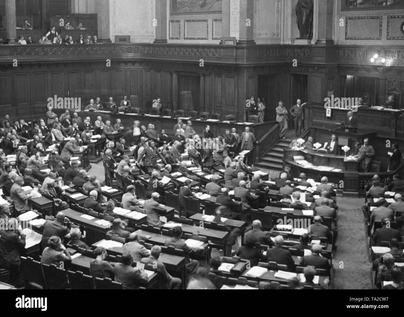 Il presidente del partito NSDAP prussiano gruppo parlamentare Wilhelm Kube tiene un discorso in occasione di una riunione del Landtag Prussiano dopo il rigetto di una richiesta di amnistia. Foto Stock