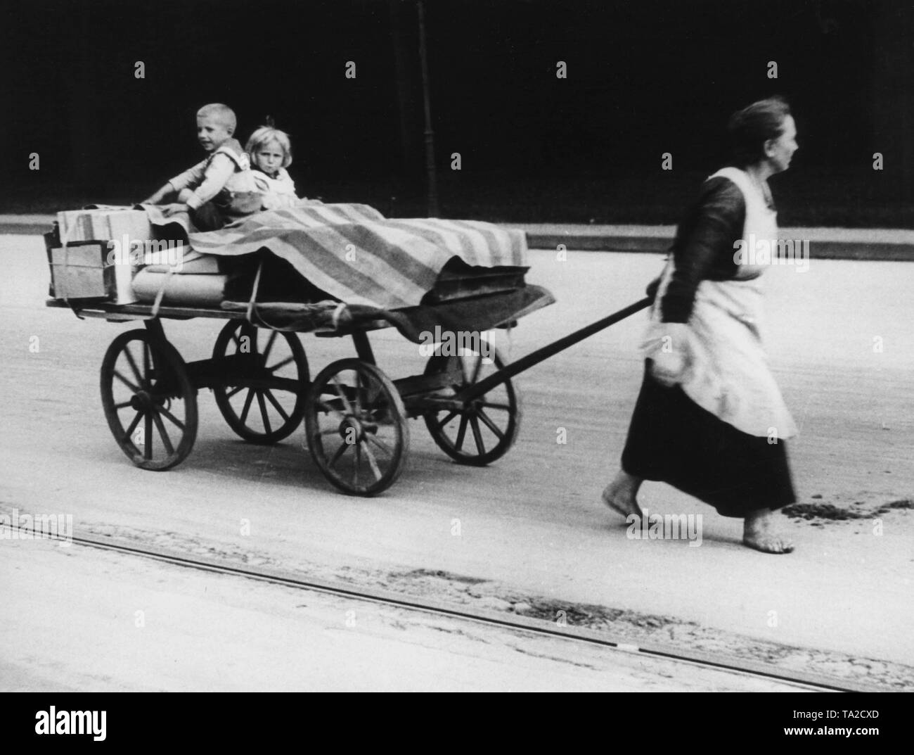 Molte famiglie operaie vivono in desidera, e l'aiuto ricevuto spesso non è sufficiente per una famiglia di più persone. Molte donne, come questo, cercano di compensare lavorando e non esitano a lavori pesanti. Le scarpe sono preziosi e vengono risparmiati per l'inverno, in estate le persone camminare a piedi nudi. Foto Stock
