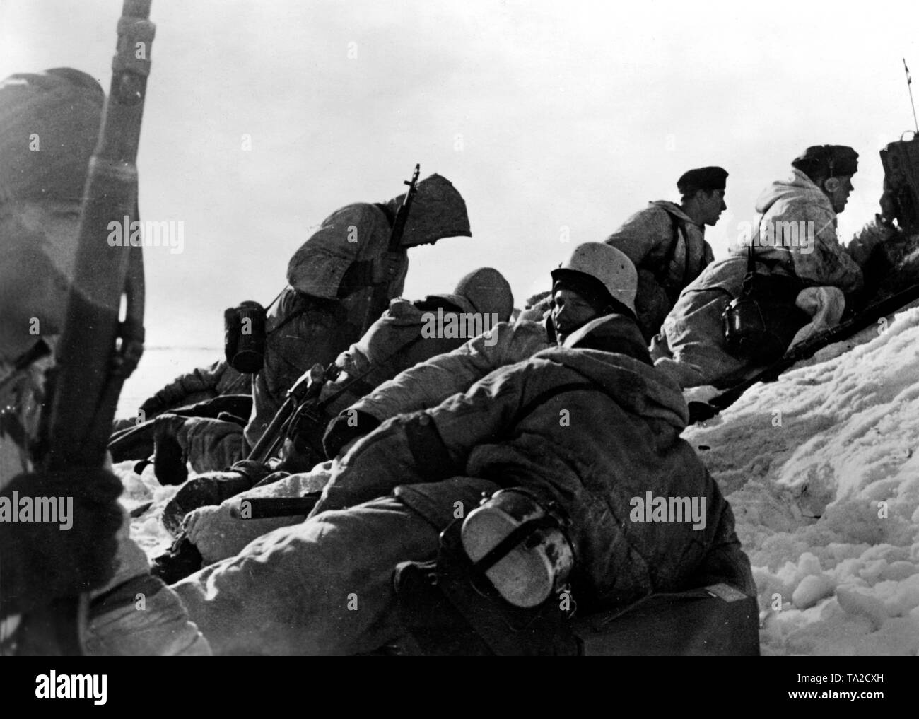 Una squadra radio si è posizionato dietro un nevicato pendenza. Foto di Propaganda Company (PK): corrispondente di guerra Etzold. Foto Stock