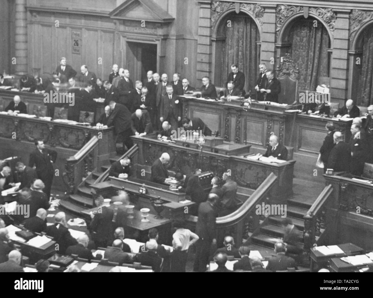 Il Reichstag Presidente Paolo Loebe (in alto a destra di fronte alla poltrona presidenziale) annuncia il risultato della mozione di censura. Foto Stock