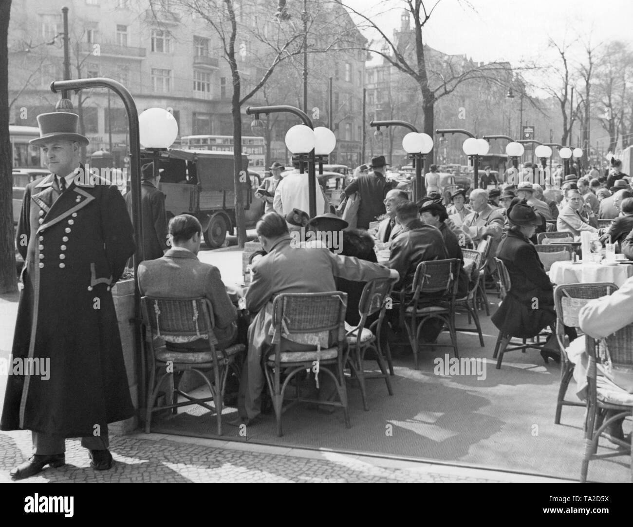 In primo piano si trova un hotel portiere. Il primo Café Kranzler a Berlino è stato aperto nel 1825 da Johann Georg Kranzler come una piccola pasticceria in strada "Unter den Linden" nel distretto Mitte di Berlino. Nel 1932 aprì il secondo ramo dell'ex Café des Westens sotto il nome di 'Restaurant und Konditorei Kranzler' in la Joachimstaler Strasse (oggi Joachimsthaler Strasse) nel quartiere Charlottenburg. Entrambi gli edifici sono stati distrutti durante i raid aerei negli anni 1944 e 1945. Foto Stock