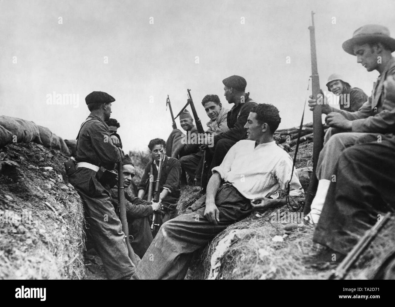 Foto di un gruppo di miliziani repubblicani in una trincea di protezione sulla facciata nord vicino a San Sebastian. I soldati sono armati con il Gewehr 98 e non indossare qualsiasi uniformi regolari. Il soldato a destra in background si indossa un casco in acciaio. Foto Stock