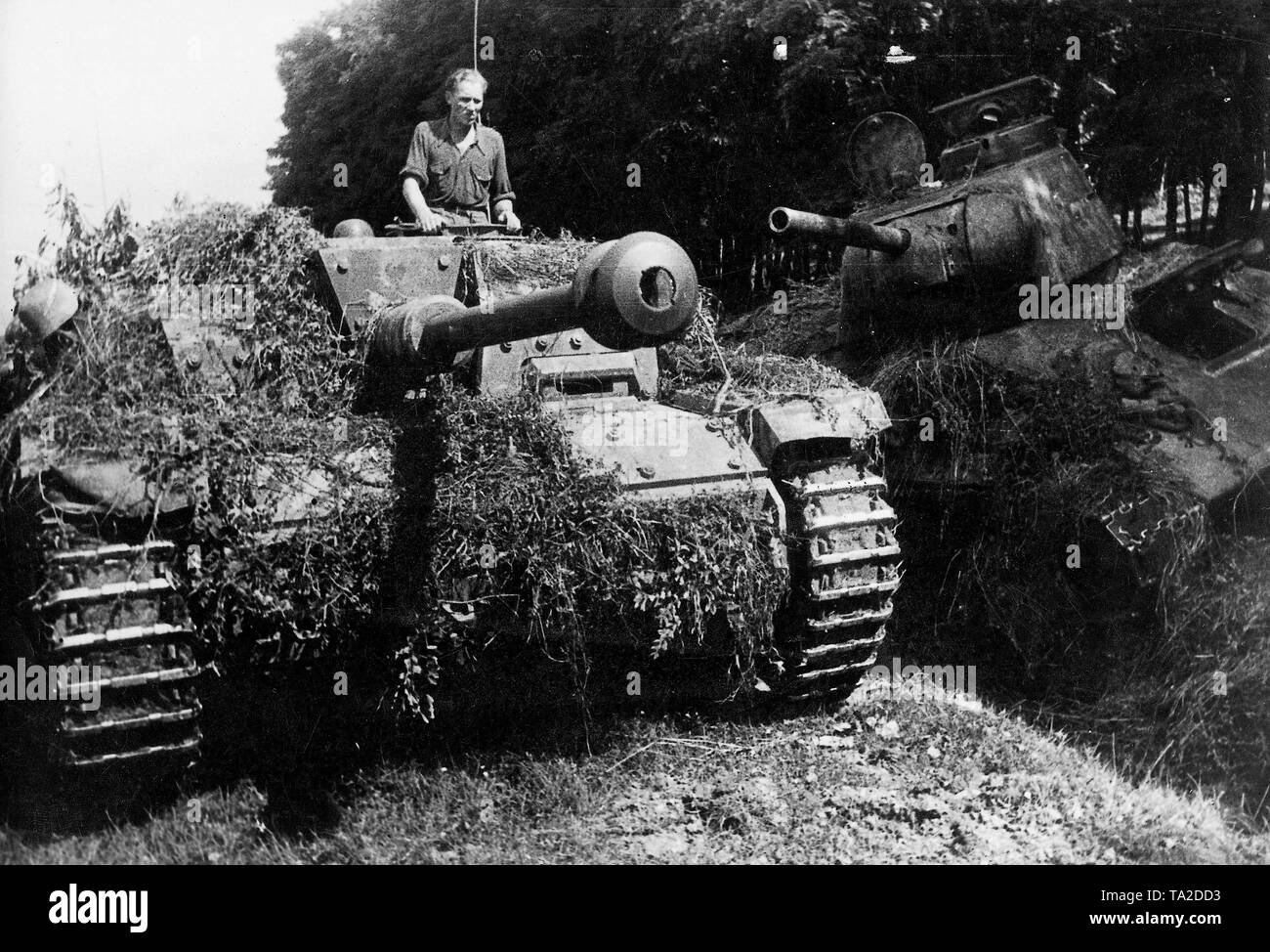 Un Sturmgeschuetz III rotoli passato un colpo basso russo T-34 serbatoio durante le battaglie sulla Vistola. Il gruppo di armate centro. PK foto: reporter di guerra Scheffler. Foto Stock