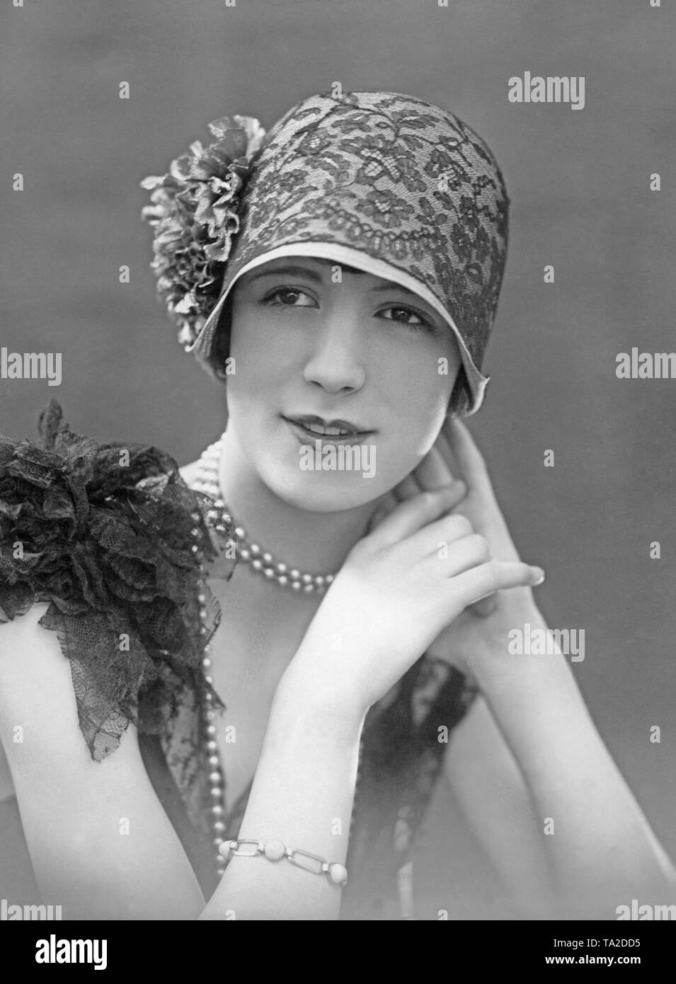 Donna con la cloche hat con pizzo pattern. Foto Stock