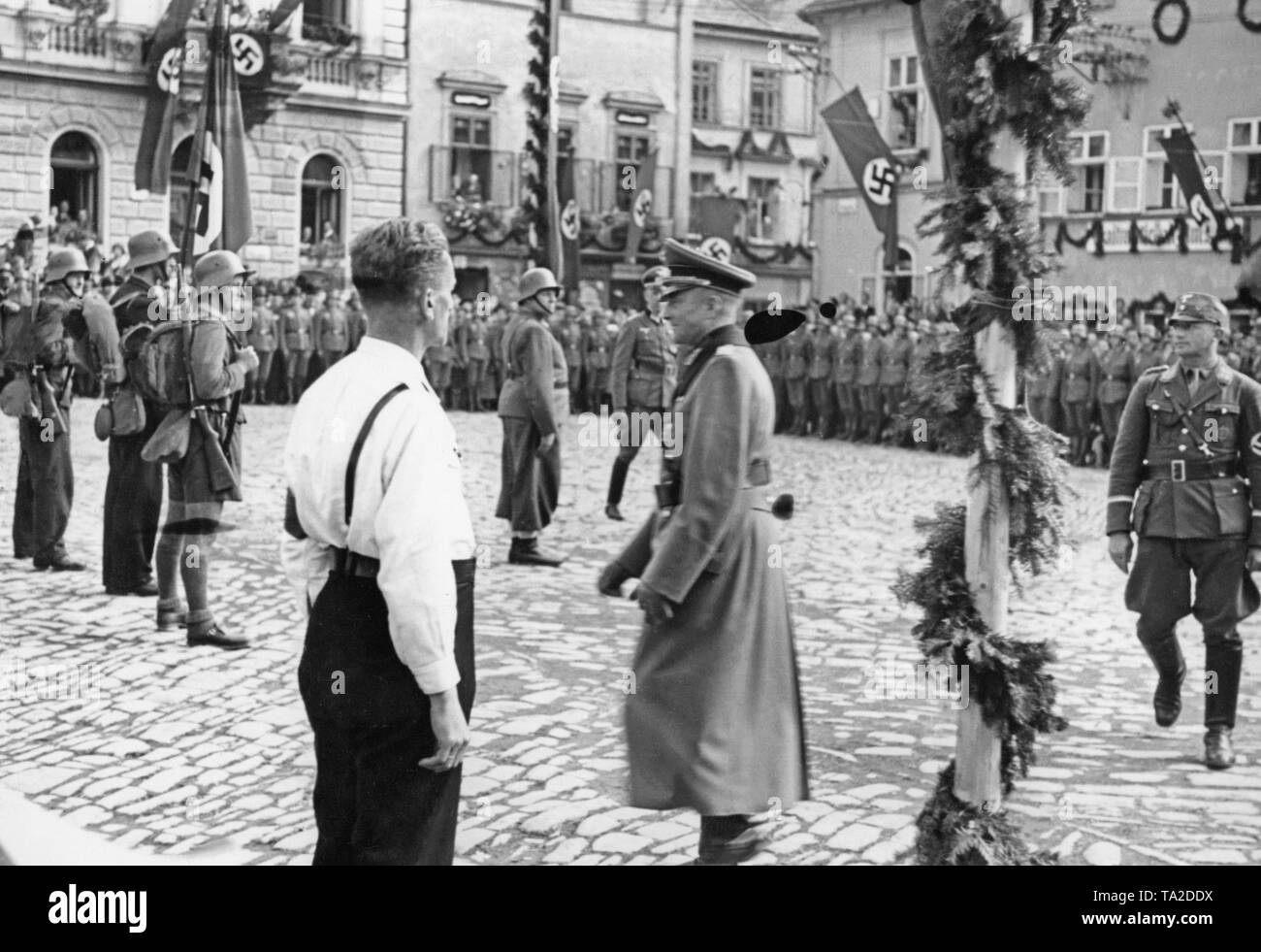 Colonel-General Walther von Brauchitsch accoglie favorevolmente i membri dei Freikorps il 12 ottobre 1938, in Sternberg, che hanno appena tornati. Foto Stock