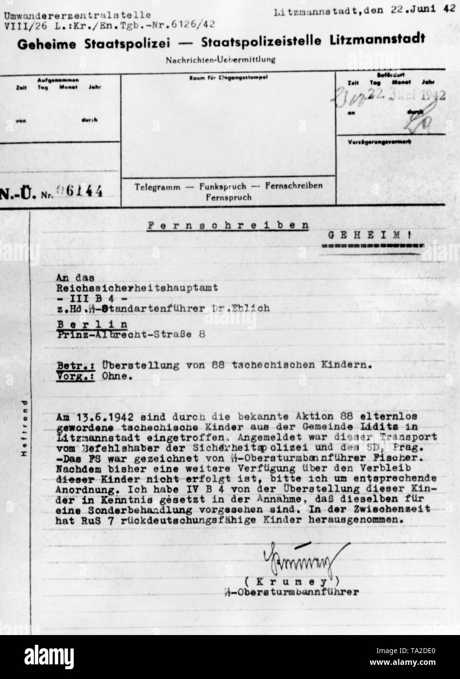 Lettera della Gestapo al Reich principale ufficio di sicurezza. La lettera è di circa i bambini di Lidice. I bambini sono stati presi in un campo di concentramento. Sette bambini sono stati classificati come in grado di essere re-germanified, e sono state adottate per un Lebensborn home. Nel corso dell'operazione di successo antropoidi, è venuto a ritorsioni contro la popolazione ceca. Il villaggio di ceca Lidice fu completamente distrutta dalla Wehrmacht tedesca il 10 giugno 1942. Gli uomini sono stati uccisi e le donne e i bambini erano stati portati in campi di concentramento. Foto Stock