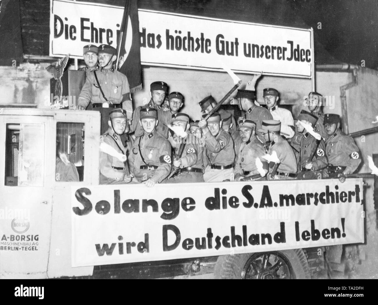 La SA-Standarte 10 durante un giro di propaganda con torce e banner che leggere: "Onore è il bene più alto della nostra idea' e 'come lungo come la S.A. marche, la Germania dovrà vivere." (Foto non datata) Foto Stock