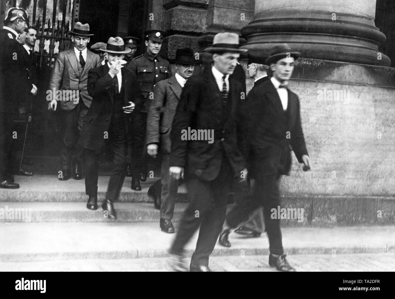 Inglese ex prigionieri di guerra lascia la corte suprema del Reich, dove essi hanno testimoniato come testimoni. Foto Stock