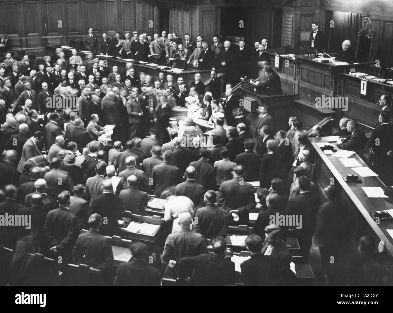 In il Landtag prussiano a Berlino il nuovo Presidente del Landtag è stato eletto il 25 maggio 1932. Il vincitore è stato Hanns Kerrl dal NSDAP. La sessione è stata presieduta dal membro più anziano del Parlamento generale Karl Litzmann (destra dietro). Foto Stock
