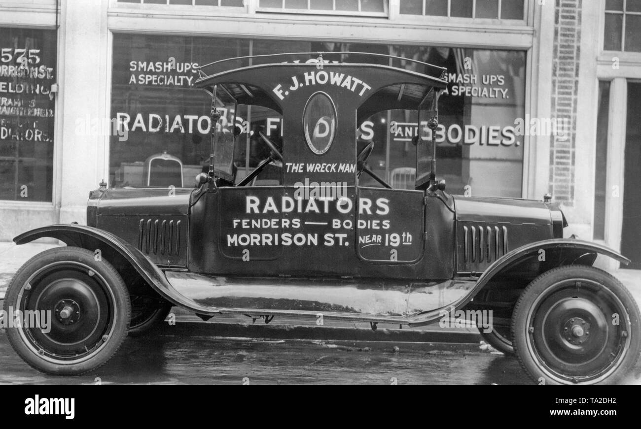Una Ford auto assemblato da due fronti, prima di una officina per auto a Dallas, Oregon. La vettura dispone di due motori e treni di guida e può essere guidato da entrambi i lati. Foto Stock
