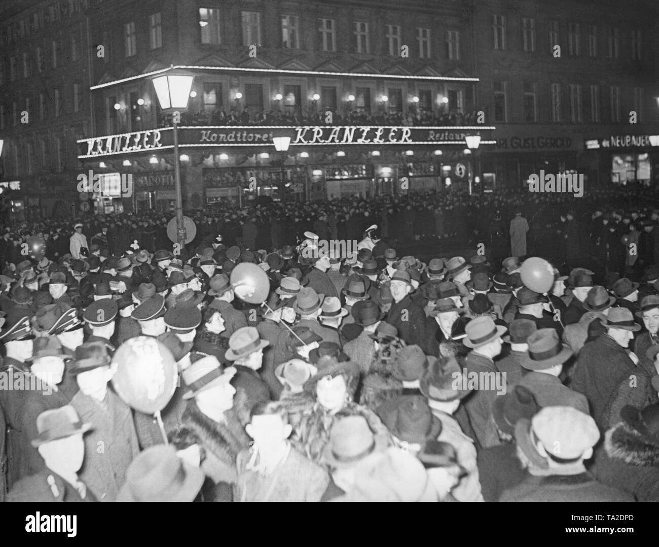 Capodanno a Berlino di fronte al Café Kranzler 8 mesi prima della Seconda Guerra Mondiale. Il primo Café Kranzler a Berlino è stato aperto nel 1825 da Johann Georg Kranzler come una piccola pasticceria in strada "Unter den Linden" nel distretto Mitte di Berlino. Nel 1932 aprì il secondo ramo dell'ex Café des Westens sotto il nome di 'Restaurant und Konditorei Kranzler' in la Joachimstaler Strasse (oggi Joachimsthaler Strasse) nel quartiere Charlottenburg. Entrambi gli edifici sono stati distrutti durante i raid aerei negli anni 1944 e 1945. Foto Stock