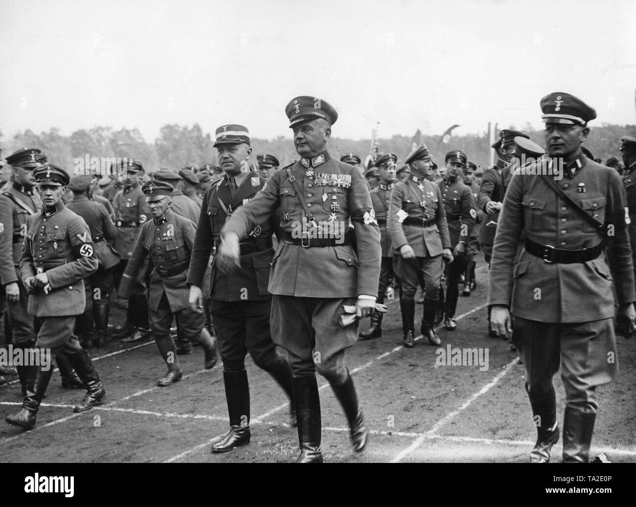 Elhard von Morozowicz (centrale), Reichsfuehrer (leader federale) dell'Wehrstahlhelm nel SA e alla sua sinistra, SA-Obergruppenfuehrer (senior leader del gruppo), Friedrich Ritter von Krausser, arrivano al Reich leadership meeting del Stahlhelm nello stadio di Hannover. Sulla destra, Bundesfuehrer federale (governatore), Franz von Seldte. Foto Stock