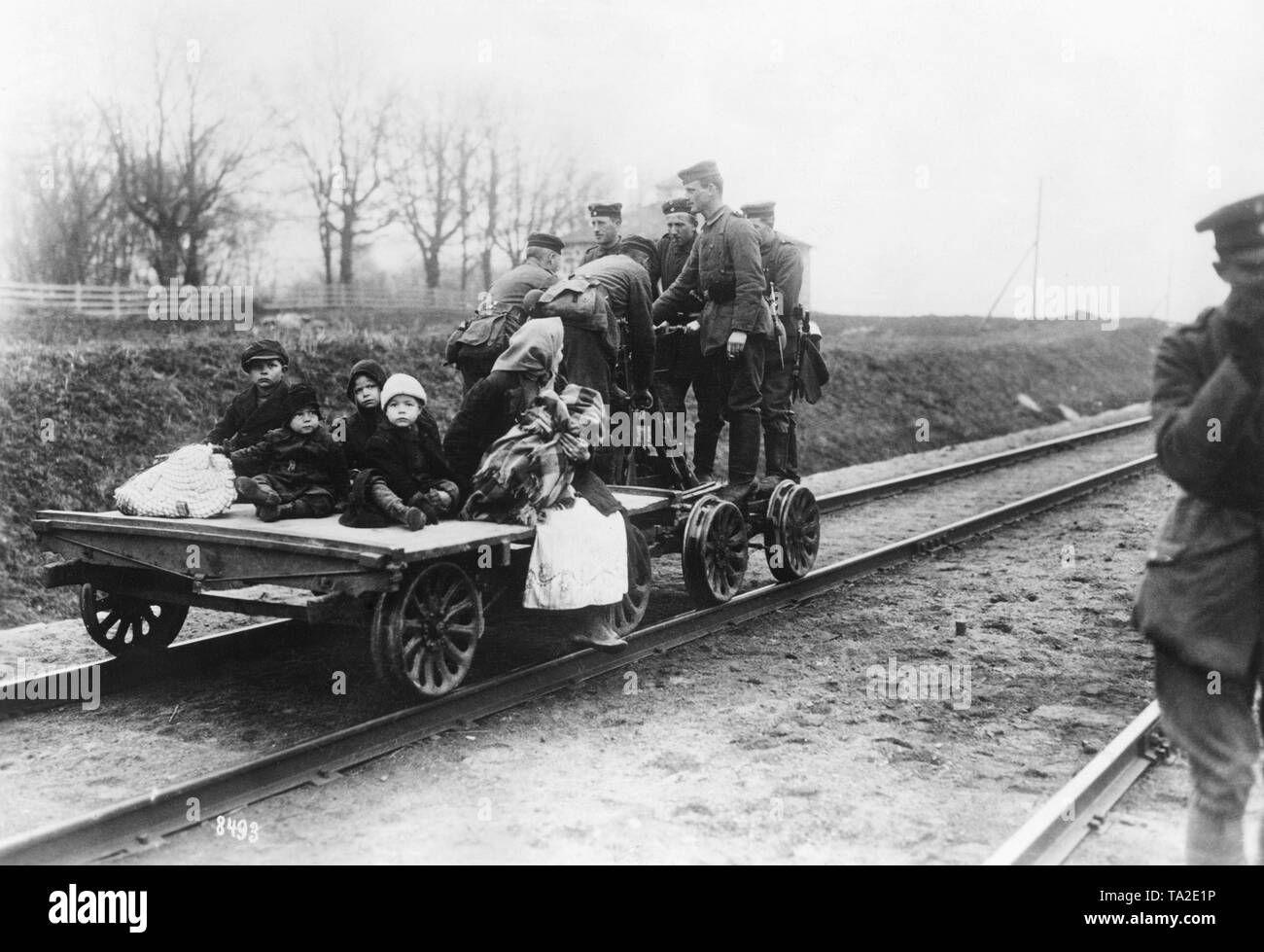 I soldati tedeschi di portare i civili estoni dietro il confine tedesco. Nel frattempo, in Estonia la lotta tra i bolscevichi e estone di combattenti per l'indipendenza si scatena. Foto Stock