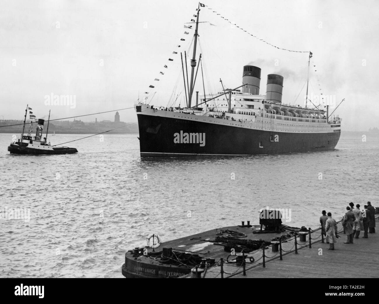 Il 'Mauretania' è trainato da rimorchiatori dal porto di Liverpool per il suo viaggio inaugurale a New York. Foto Stock