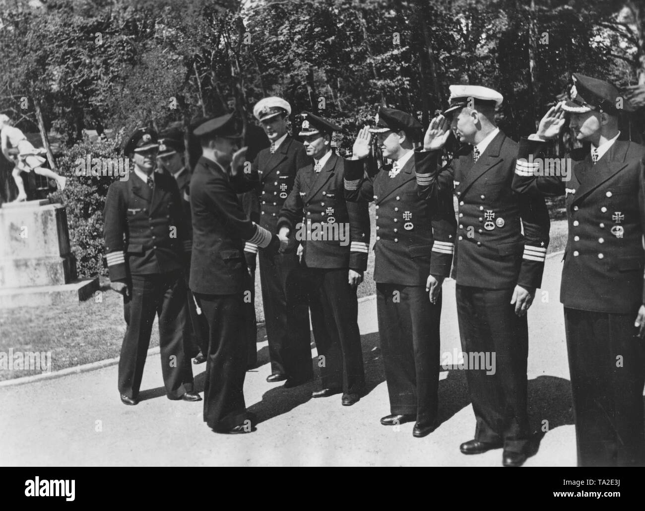 Il Grand Ammiraglio Doenitz con ufficiali di marina di la Kriegsmarine in corrispondenza di una base sottomarina in Francia. Dietro di lui, il leader del sommergibile West capitano z.S. Roesing. La flottiglia comandanti di sommergibili da sinistra: Ernst Kals, Klaus Scholz, Wilhelm Schultz, Werner inverno, Heinrich Lehmann-Willenbrok e Guenther Kuhnke. Foto: Beuchling Foto Stock