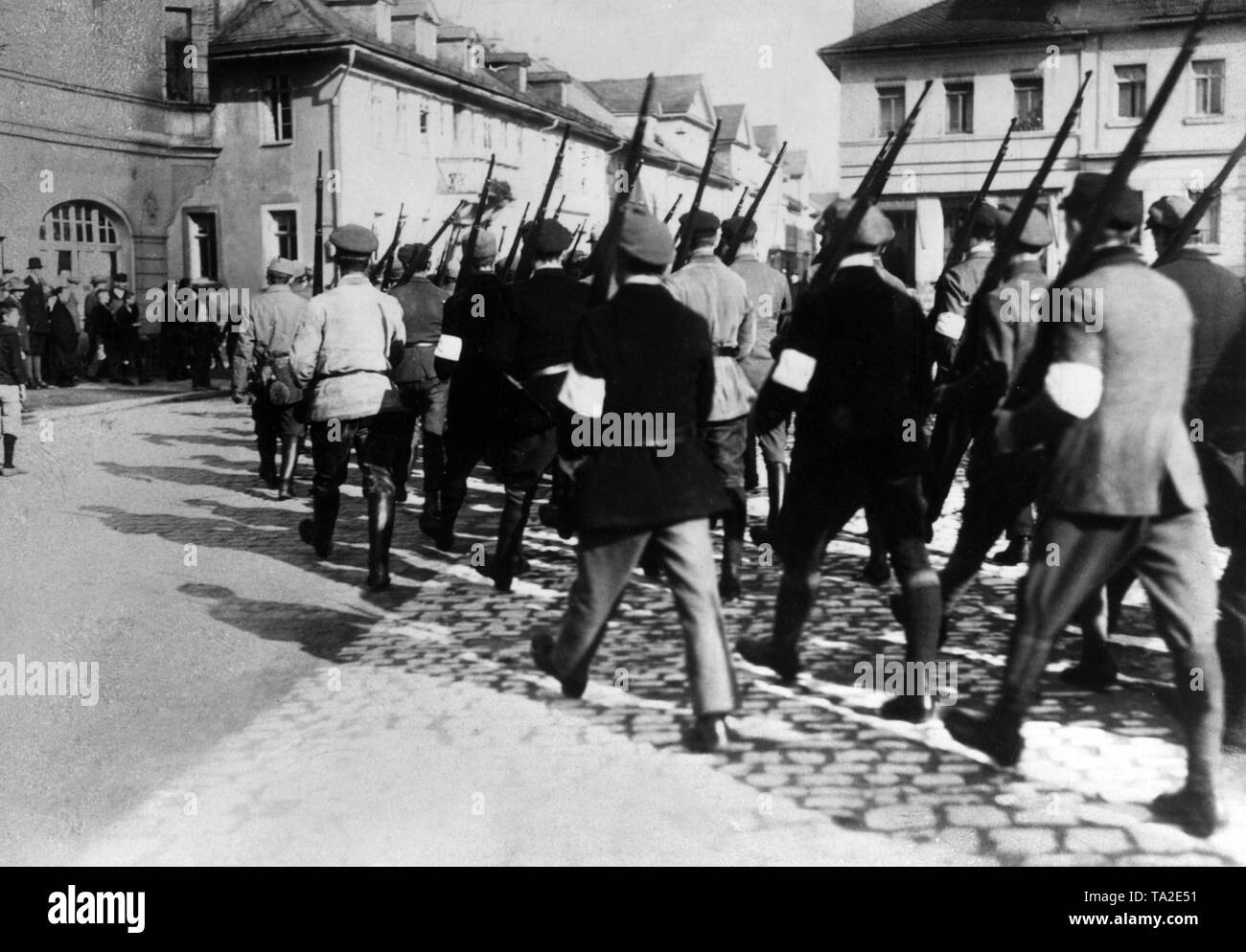 Hitler sostenitori armati sono sul loro modo di Monaco attraverso il centro di Neustadt. Foto Stock