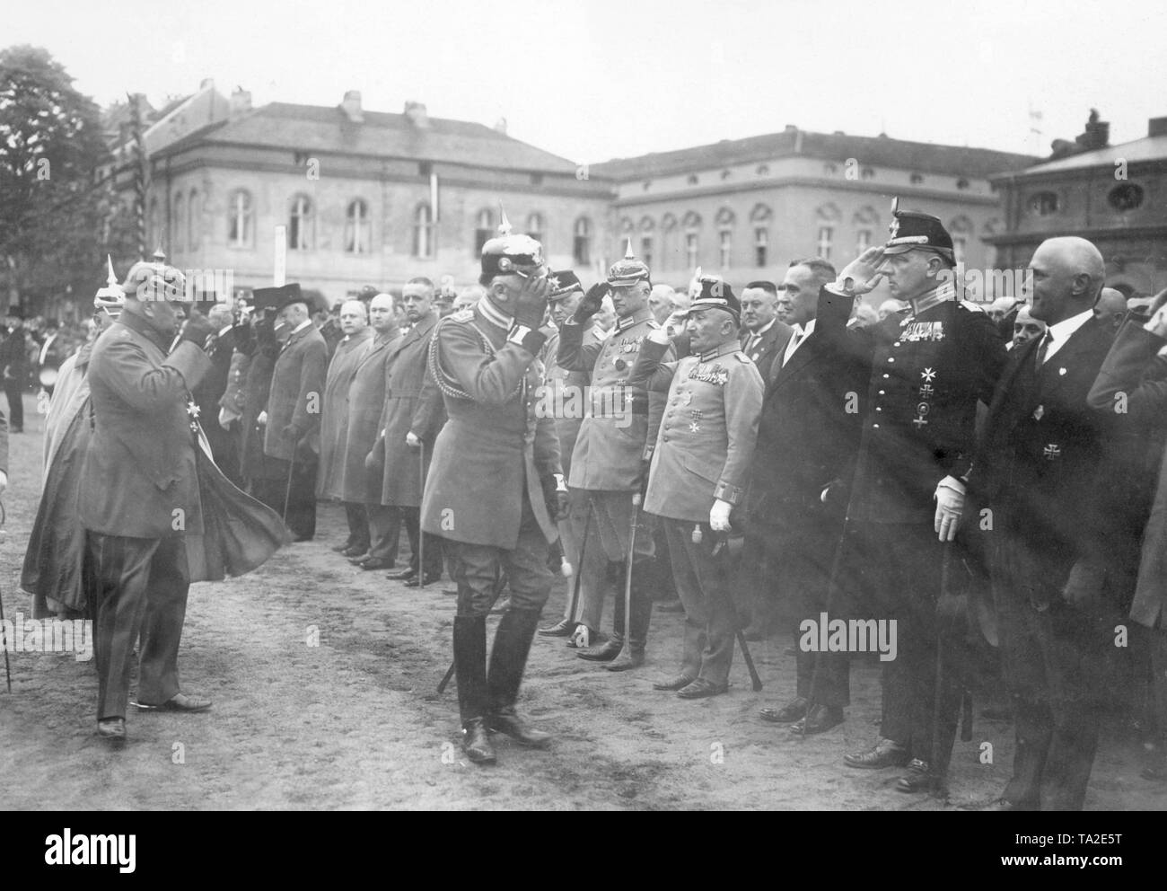 Generale Karl von Plettenberg, in uniforme, ispeziona i Gardeschuetzen (protezioni fucili), che hanno tenuto il loro incontro a Potsdam parallelo con il Jaegertag. Foto Stock