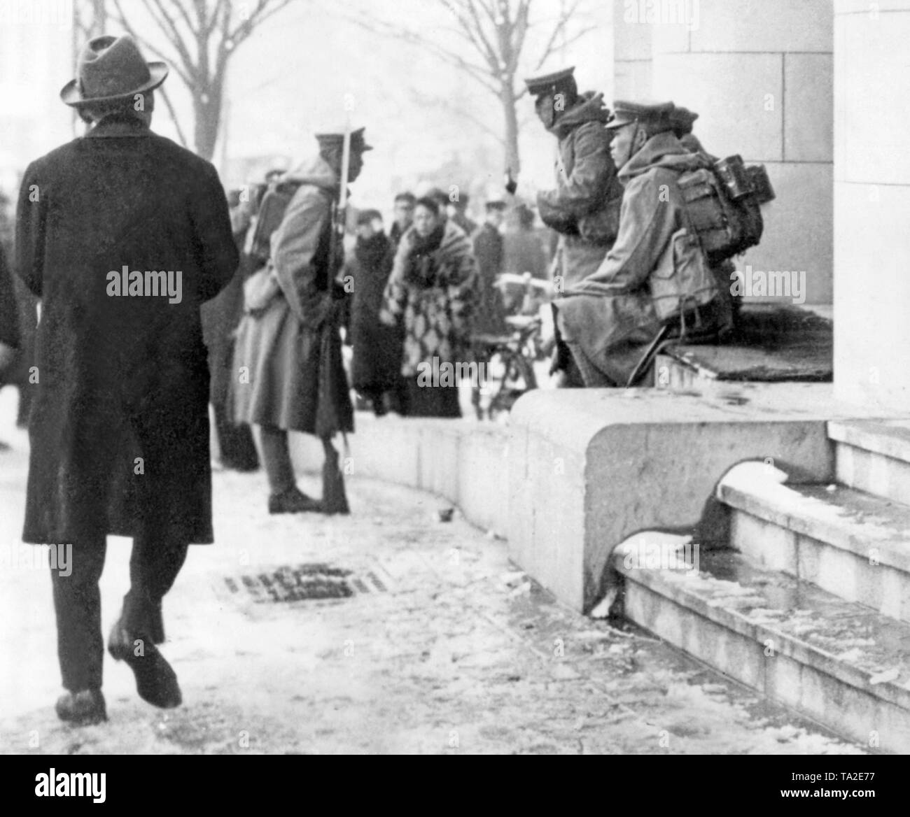 Le truppe ribelli occupano la polizia ufficio a Tokyo il 26 febbraio 1936 durante il tentativo di colpo di stato. Il colpo di stato è stato effettuato da parte di gruppi di esercito e polizia. Foto Stock