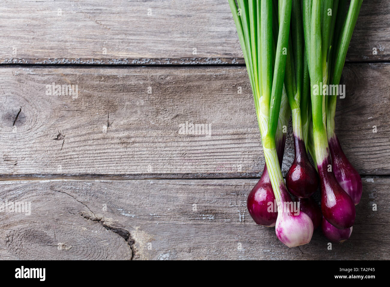 Cipolla con freschi cavoli verdi su sfondo di legno. Vista dall'alto. Copia dello spazio. Foto Stock